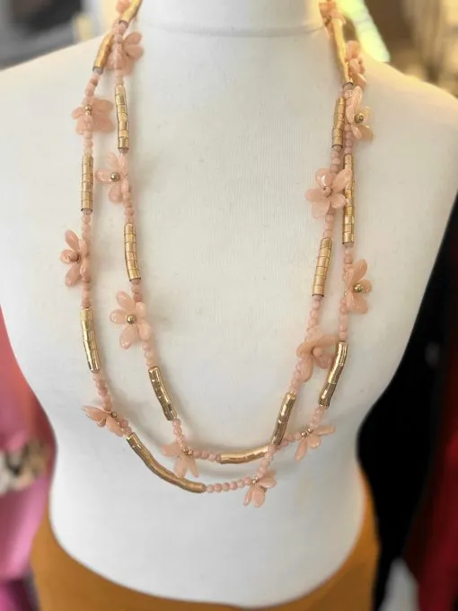 Entdecke jetzt die Blütenzauber Halskette - ein stylisches Statement mit pinken Perlen, Blüten und goldenen Akzenten für dich!.