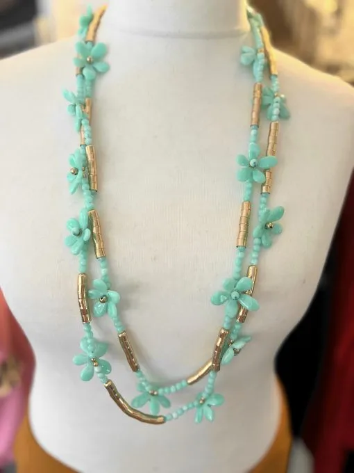 Erlebe den Blütenzauber: Eine lange Halskette in Türkis und Gold mit floralen Akzenten - dein moderner Eyecatcher!.