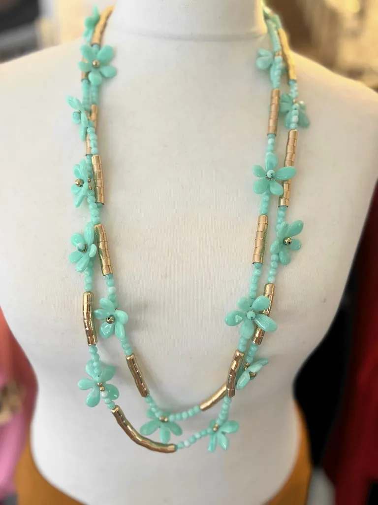 Erlebe den Blütenzauber: Eine lange Halskette in Türkis und Gold mit floralen Akzenten - dein moderner Eyecatcher!.