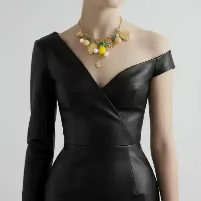 Du trägst ein elegantes, schwarzes One-Shoulder-Kleid und setzt mit dem Tropical Charm Collier in Gold markante Akzente.