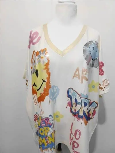 Home Entdecke das Art Dream Shirt - ein weißes V-Neck mit modernen Graffiti, fröhlichen Smileys und inspirierenden Worten wie LOVE und DREAM.