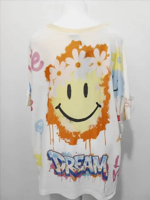 Mit dem Jeans Angel Shirt trägst du ein Statement: Großer gelber Smiley, Gänseblümchenkrone und 
