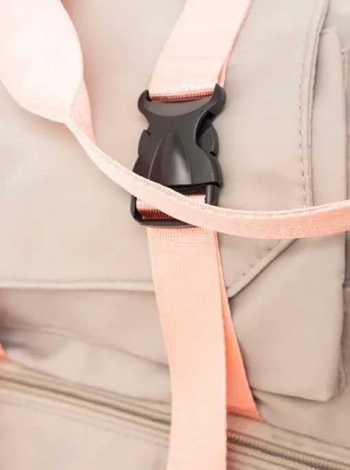Entdecke das stylische Detail: Der schwarze Kunststoffverschluss am pinken Gurt macht deinen XXL Weekender 