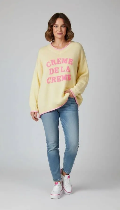 Du trägst einen trendigen gelben Sweater mit 