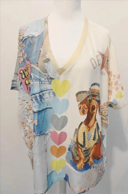 Entdecke dein neues Must-have: Ein V-Neck Shirt mit bunten Herzen, Jeans-Print, floralen Details und coolem Doggo-Graffiti!.