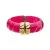 Entdecke dein stylisches Statement: Breiter pinker Armreif mit goldenen Akzenten und auffälligem Verschluss, modern präsentiert.