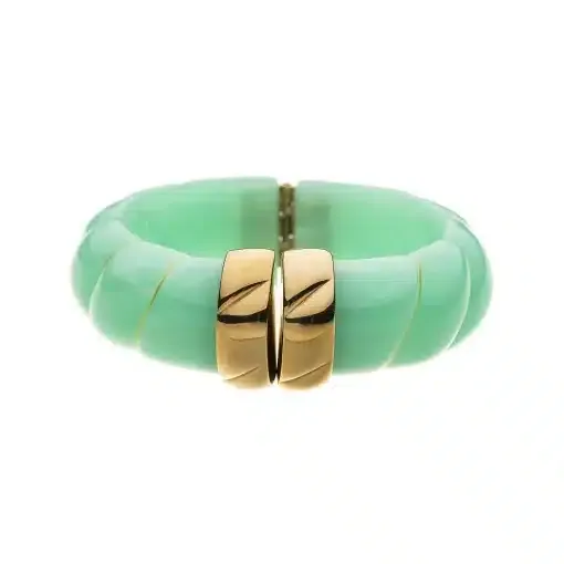 Setze ein Statement mit diesem klobigen Armreif in Mintgrün und goldenen Akzenten - das perfekte Trend-Piece für deinen Look!.