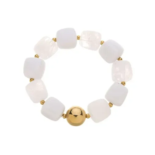 Entdecke dein neues Lieblingsarmband: Moderne weiße Würfelperlen, goldene Akzente und ein großes zentrales Gold-Highlight.