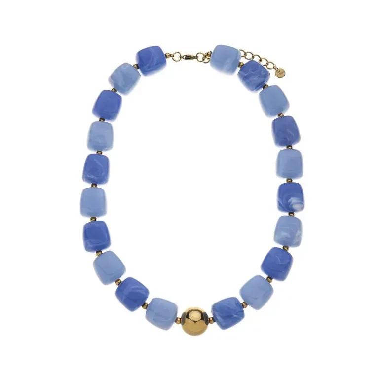 Hol dir diesen modernen Look: Ein Collier mit eckigen blauen Perlen, goldenen Spacern und einem auffälligen goldenen Mittelstück.