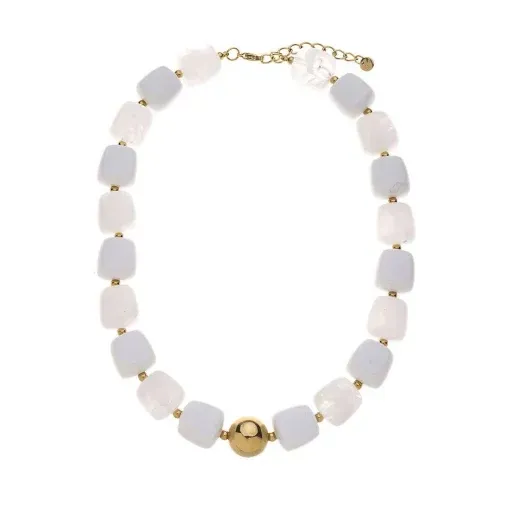 Erlebe deinen Look neu - mit deiner Halskette aus weißen Quadrat-Perlen und aufregender, goldener Statement-Perle als Highlight.