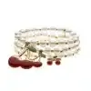Hol dir das Trend-Upgrade: Drei stylishe Pearl-Armbänder mit goldenen, roten und grünen Kirsch-Charms auf Weiß!.