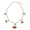 Trage die Cherry Pearl Kette: Goldene Kirsch-Anhänger und grüne Blätter machen dein Outfit zum absoluten Hingucker.