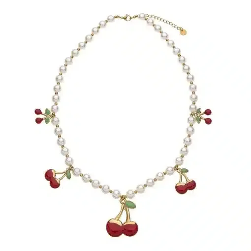 Trage die Cherry Pearl Kette: Goldene Kirsch-Anhänger und grüne Blätter machen dein Outfit zum absoluten Hingucker.