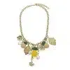 Entdecke dein Tropical Charm Collier: Goldkette mit Ananas-, Blatt-, Blüten- und Perlenanhängern in frischem Gelb und Grün.
