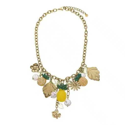 Entdecke dein Tropical Charm Collier: Goldkette mit Ananas-, Blatt-, Blüten- und Perlenanhängern in frischem Gelb und Grün.