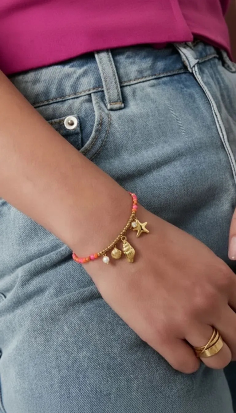 Malibu Beach Armband mit Muscheln und Seestern Anhänger am Handgelenk. Sommerlicher Schmuck.