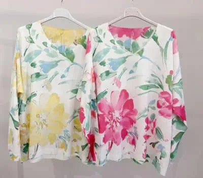 Tauche ein in die Trendwelt: Wähle dein Longsleeve mit ausdrucksstarkem Aquarell-Print in Gelb oder Pink!.