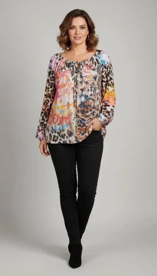 Erlebe deinen Wow-Moment: Du trägst die stylische STATEMENT Tunikabluse 2tlg. mit farbenfrohem Muster zu schwarzen Hosen.