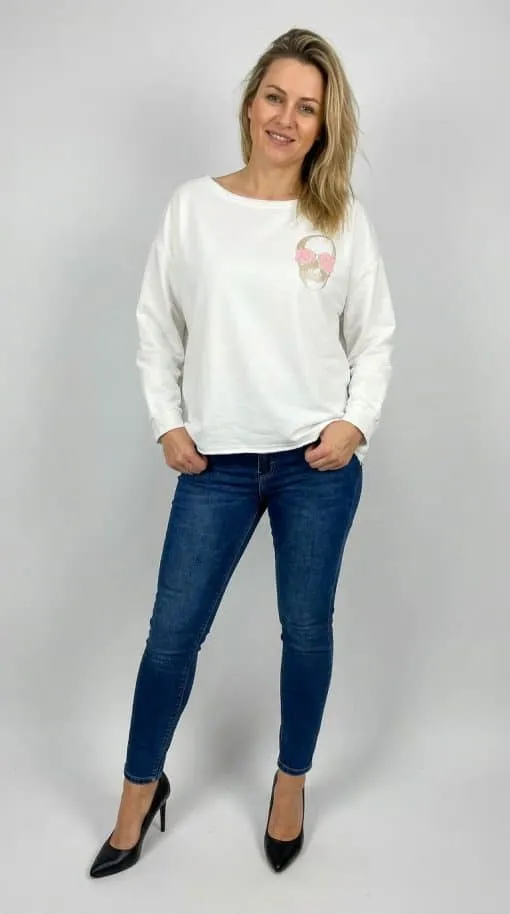 Strahle Selbstbewusstsein aus - du trägst das Gothic Blossom Shirt, coole Jeans und schwarze Heels. Mach den Look zu deinem!.