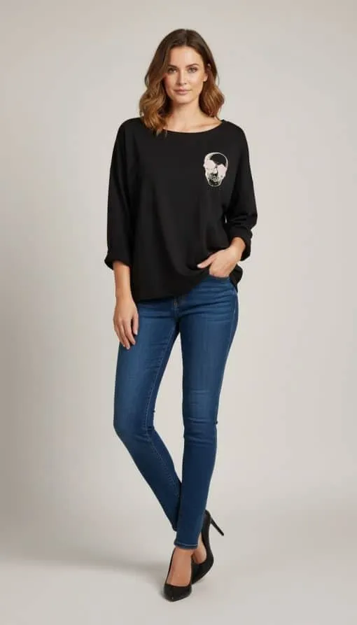 Du trägst das angesagte Gothic Blossom Shirt mit blauen Skinny Jeans und schwarzen Heels - dein Look setzt stylische Statements!.