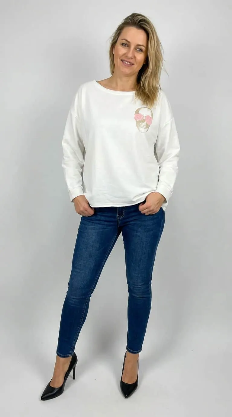 Strahle Selbstbewusstsein aus - du trägst das Gothic Blossom Shirt, coole Jeans und schwarze Heels. Mach den Look zu deinem!.