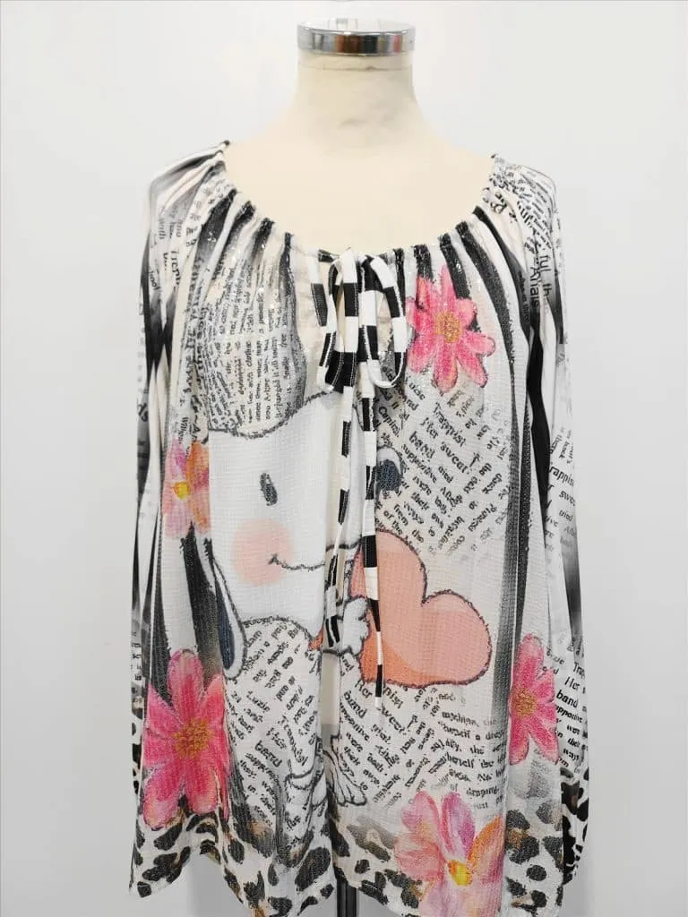 Entdecke die Dream Love Tunikabluse - modern mit Cartoon-Hunden, pinken Blumen, schwarzen Streifen und angesagten Zeitungsmotiven.