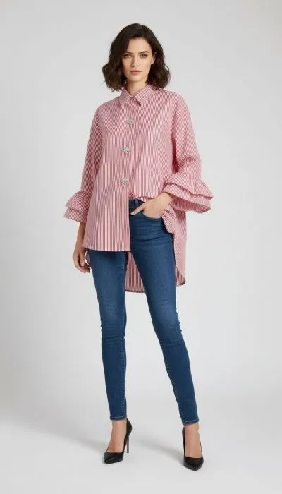 Entdecke deinen Style: Trage die Côte d'Amour Bluse mit roten Streifen, engen Jeans und schwarzen Heels - modern und einzigartig!.