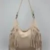 Entdecke deine neue beige Schultertasche mit stylischen Fransen und goldenen Nieten - das Must-have für deinen modernen Look!.