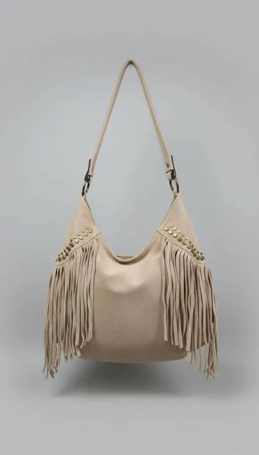Entdecke deine neue beige Schultertasche mit stylischen Fransen und goldenen Nieten - das Must-have für deinen modernen Look!.
