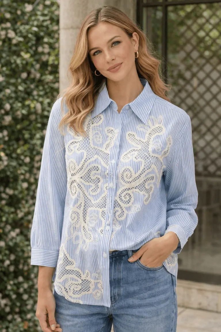 Seaside Cotton Bluse: Elegante Damenbluse mit Streifenmuster und feiner Spitze, perfekt für den Sommer.