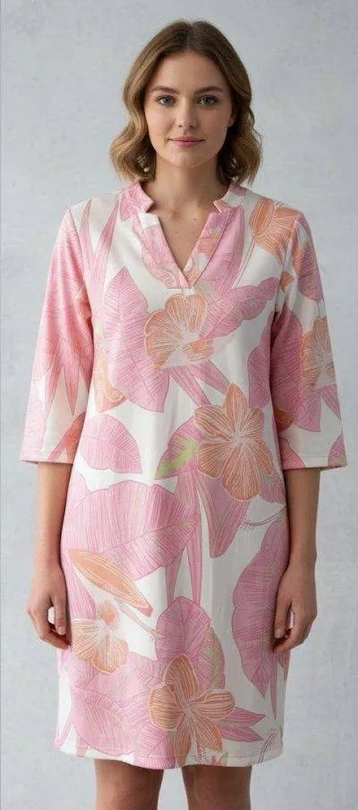 Home La Florista Kleid: Frau trägt rosa Blumenkleid. Bequemes Sommerkleid mit floralem Muster.