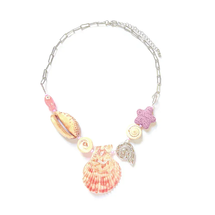 Sonnenuntergang Muschel Kette: Silberne Kette mit Muscheln, Seestern und Anhängern. Sommerlicher Schmuck.