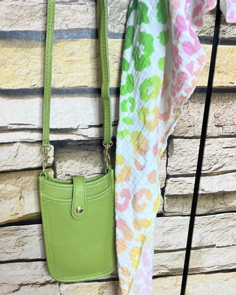 MINI CARRY Handytasche: Grüne Handytasche mit Riemen. Praktisch und stilvoll für unterwegs. Jetzt entdecken!