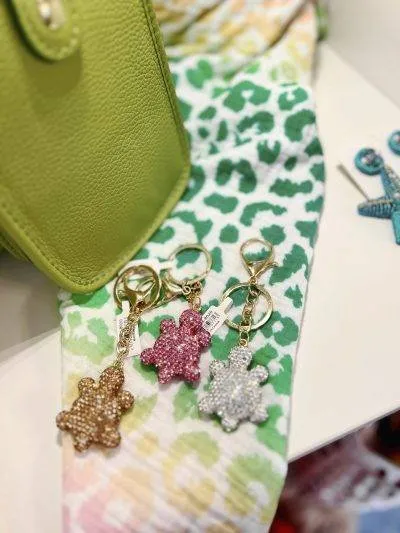 Funkelnde Schildkröten-Taschenanhänger, Schlüsselanhänger in Gold, Rosa und Silber. Funkel-Buddy Accessoires.