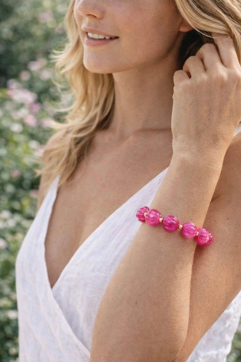 Candy Glow Armband: Modell mit pinkfarbenem Armband im Garten. Modeschmuck für Damen.