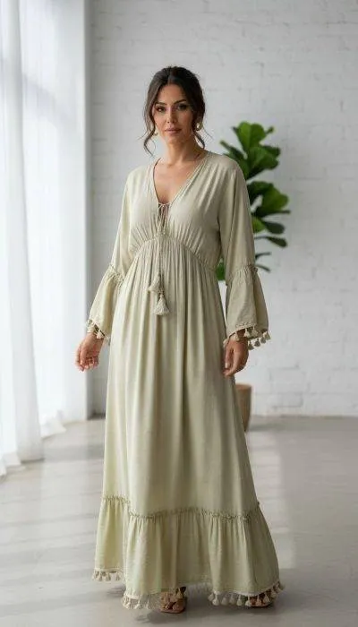 Home Ayla Boho Kleid: Elegantes, langes Kleid mit Quasten und weiten Ärmeln. Perfekt für einen entspannten, stilvollen Look.