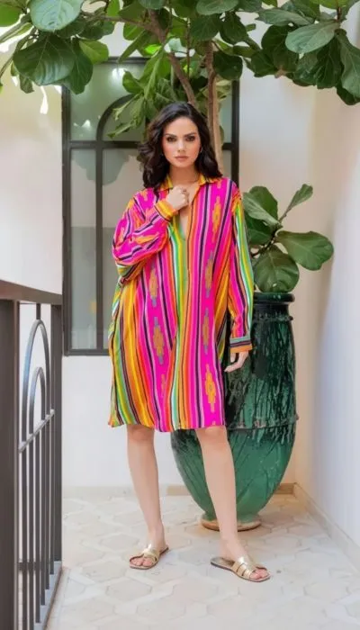 Home Lumière Perlen Tunika Kleid: Frau in bunter Tunika mit Perlen, modisch und stilvoll.