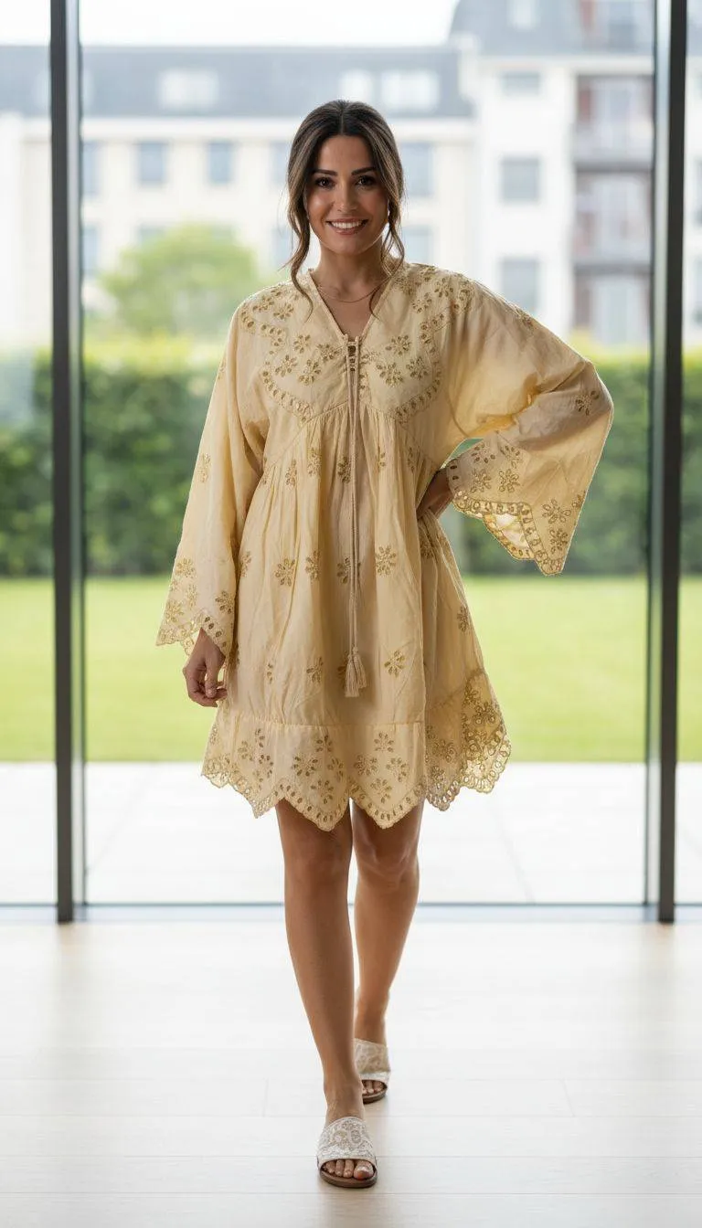 Ayla Boho Kleid Sommer: Frau trägt helles, besticktes Sommerkleid. Luftiger, femininer Look für warme Tage.