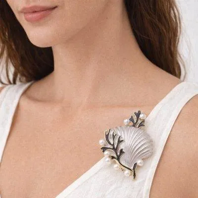 Meeresschönheit Brosche: Muschel Brosche mit Korallen und Perlen auf weißem Top. Elegantes Schmuckstück.