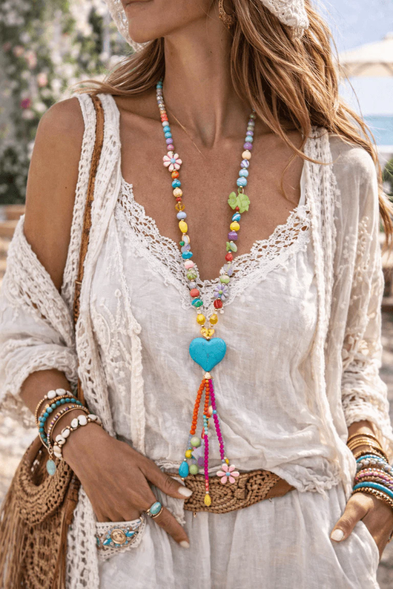 Soul Heart Statement-Kette: Frau mit bunter Halskette und blauem Herzanhänger. Modische Accessoires im Boho-Stil.