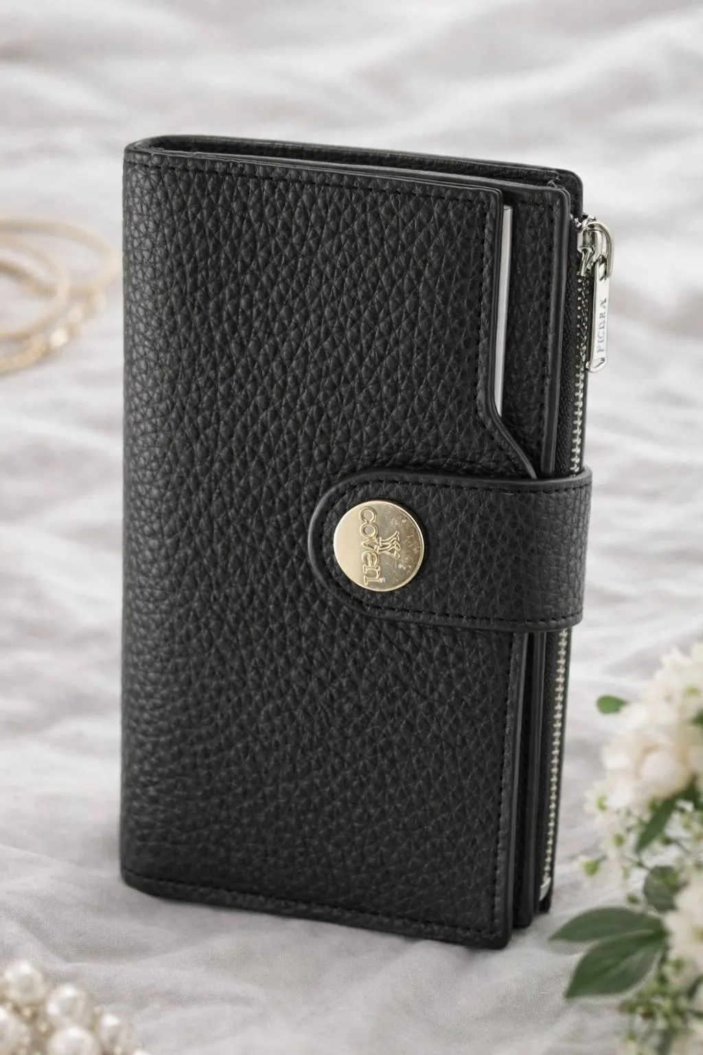 Schwarze Classic Wallet Geldbörse aus Leder, Produktfoto. Elegante Damen Geldbörse mit Knopfverschluss und Reißverschluss.