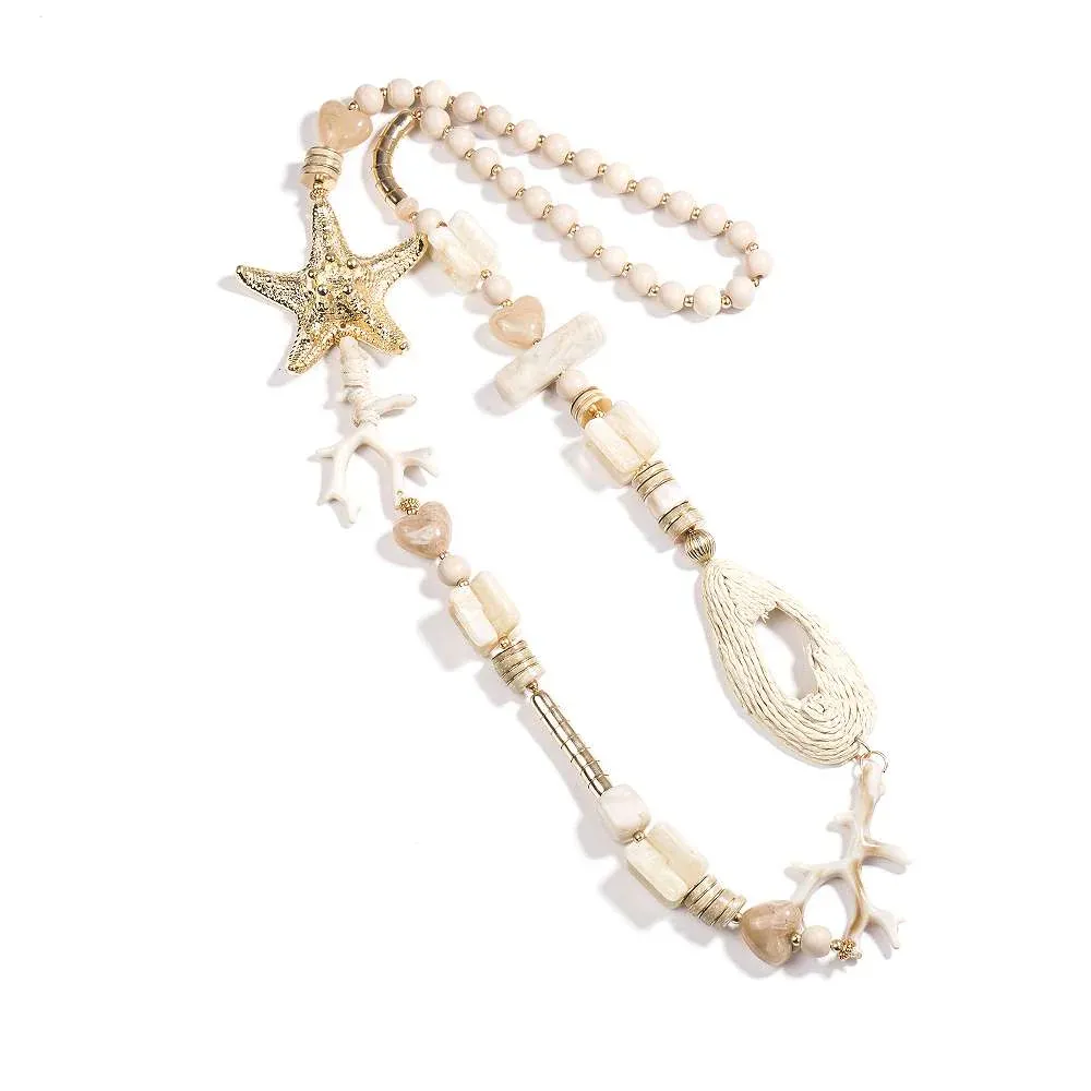 Lime Coast Boho Kette: Beige Perlenkette mit goldenem Seestern, Muscheln und Korallen-Akzenten. Modische Halskette im Ibiza-Stil.