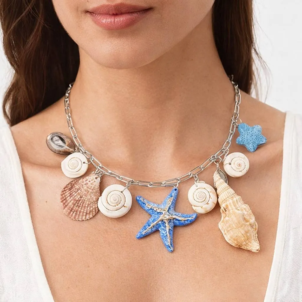 Ocean Elegance Kette: Modell mit Muscheln und Seesternen. Maritime Halskette mit Anhängern.