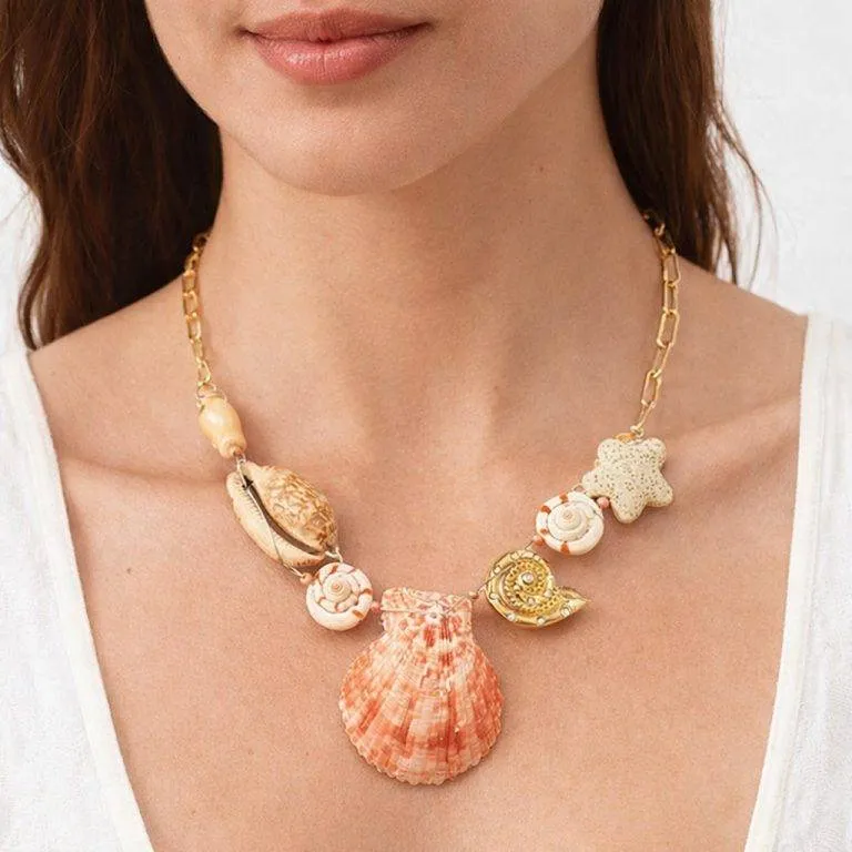 Sunset Shell Kette: Goldene Muschelkette am Model. Elegante Halskette mit Muscheln und goldenen Akzenten. Exklusiver Schmuck.