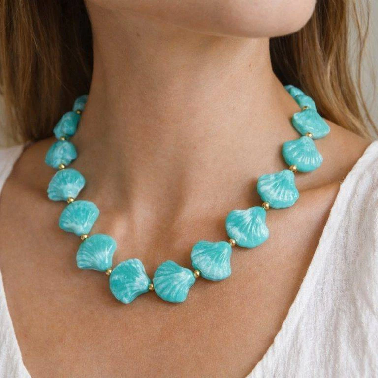 Muschelkette: Türkisfarbene Sea Shell Kette mit goldenen Akzenten. Modische Halskette für Damen.