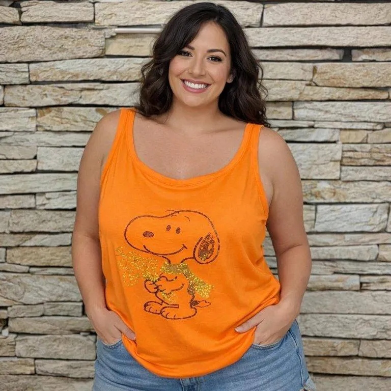 Modell im Feel Good Glitzer-Top mit Print. Lässiges Outfit für Damen. Orangefarbenes Top mit Jeansshorts.