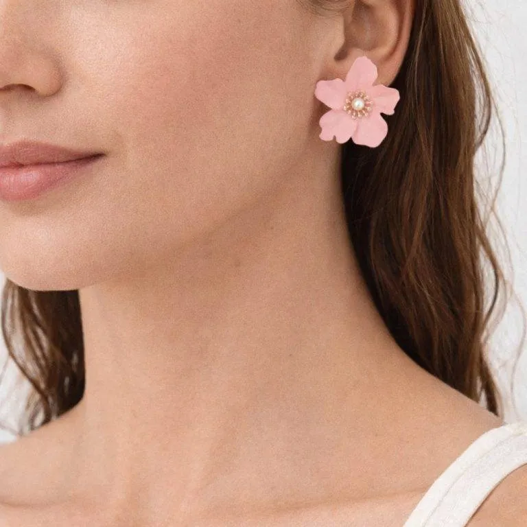 Modell mit rosa Perlenblumen Ohrstecker. Elegante Ohrringe mit Blumen Design.