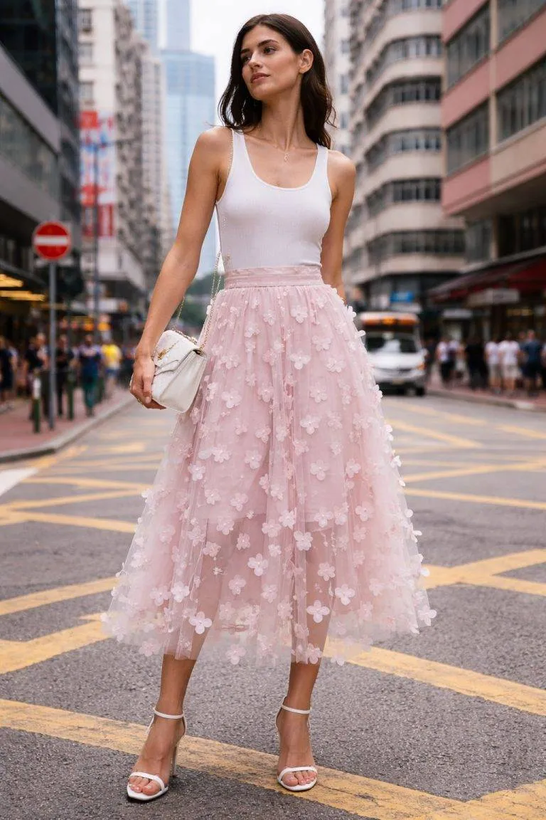 Luna Bloom Rock Modell Rose: Frau mit rosa Rock mit Blumenmuster in der Stadt.