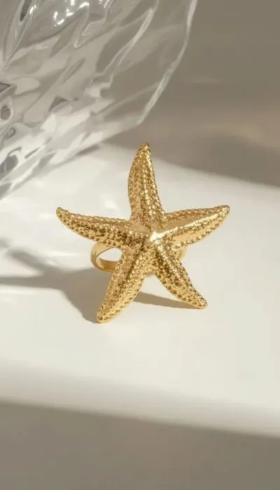 Home Goldener Seestern Ring. Schmuck Accessoire mit Meerestier Motiv. Modischer Hingucker für Damen. Exklusives Design.