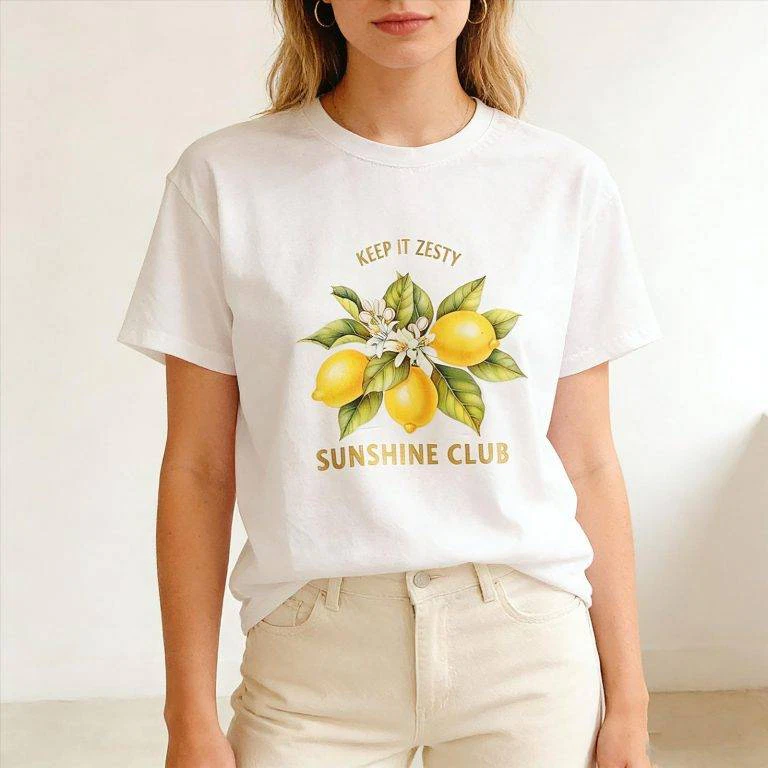 Das Model trägt das Sunshine Club Shirt - weißes T-Shirt mit Zitronenprint, 